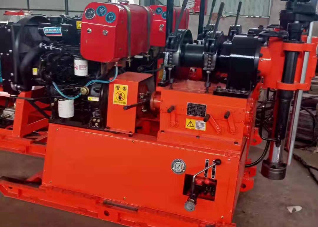 L'exploration de la GY 200 machinant la machine hydraulique de Borewell a adapté 300 mètres aux besoins du client de profondeur